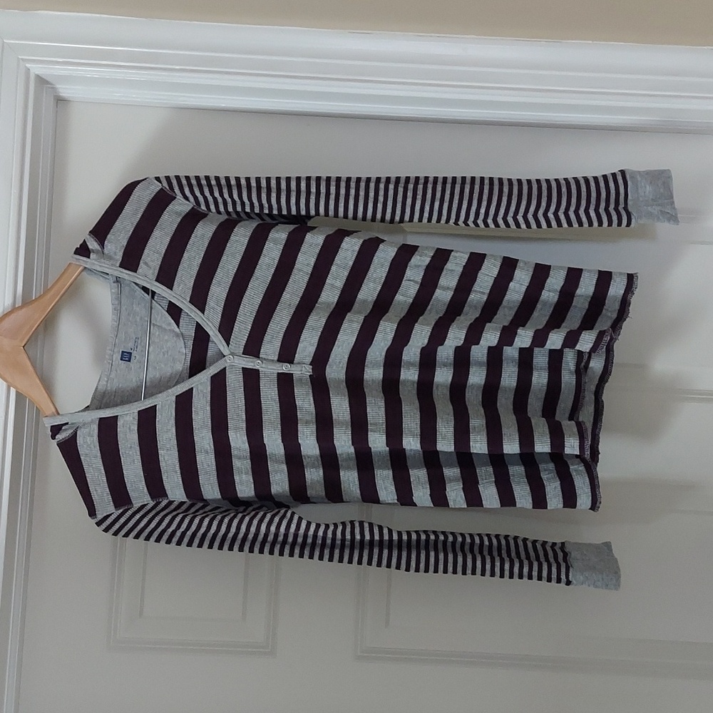 GAP women's hoodie long sleeve shirt, burgundy and gray, size Medium.